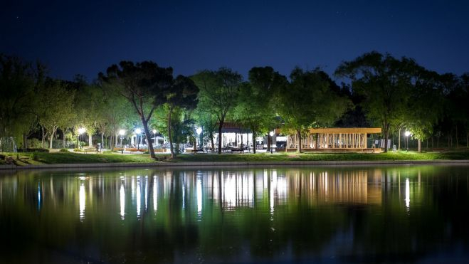 Villa Verbena, con reflejo en el lago de la Casa de Campo / Foto cedida