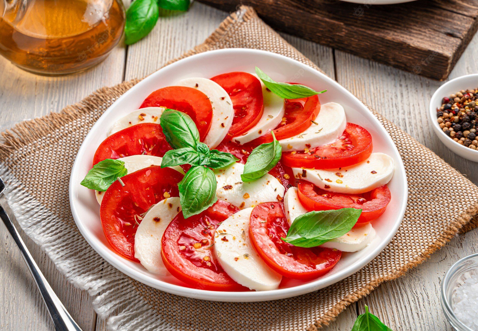 Plato de ensalada caprese / FREEPIK