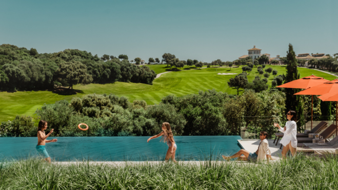 Piscina y campo de golf en Sotogrande / Foto: Instagram
