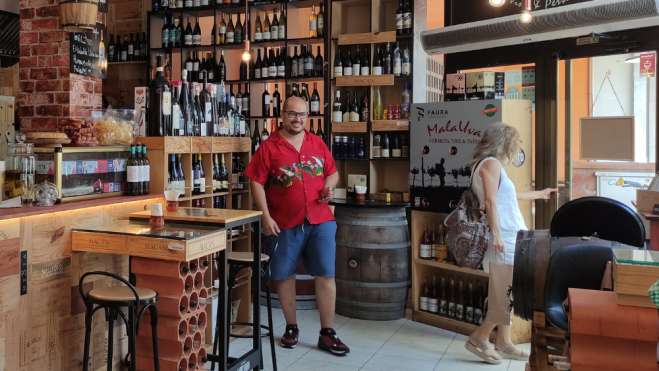 Interior del bar de vinos MalaUva con su propietario Yassin / Foto: Laia Antúnez