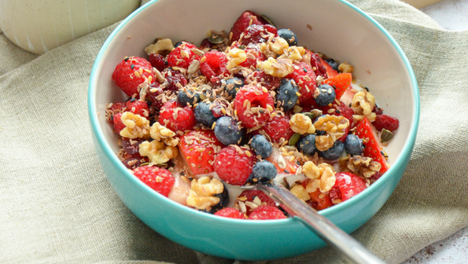 Bol de desayuno con fresas, moras y arándanos / Foto: Pexels