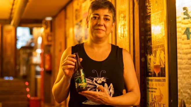 Anna, dueña del BrewPub Le Sec, en Poble-sec (Barcelona) / Foto: GALA ESPÍN Hule y Mantel