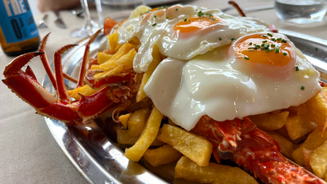 Langosta con patatas y huevo en el Cafè Balear, Menorca / Foto: J.D.Muñoz