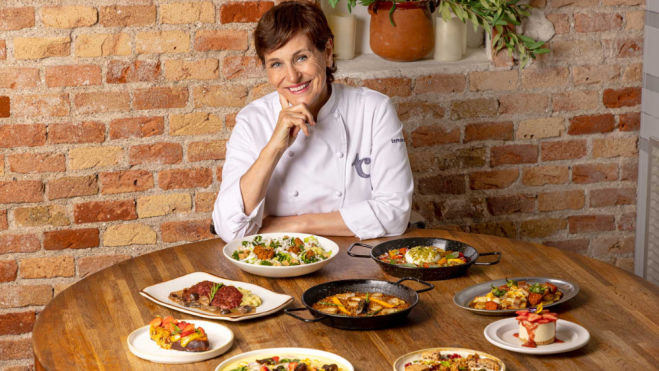 Teresa Carles con platos de su restaurante ovovegetariano Teresa Carles / Foto: cedida