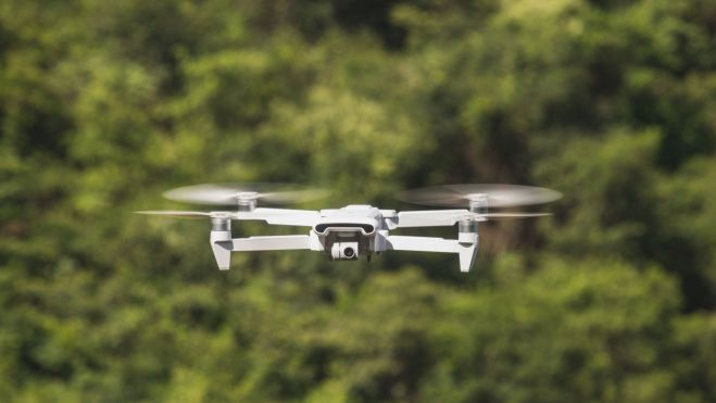 Un dron sobre un bosque / Foto: Canva