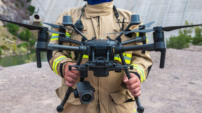 Un dron en manos de un profesional forestal / Foto: Canva