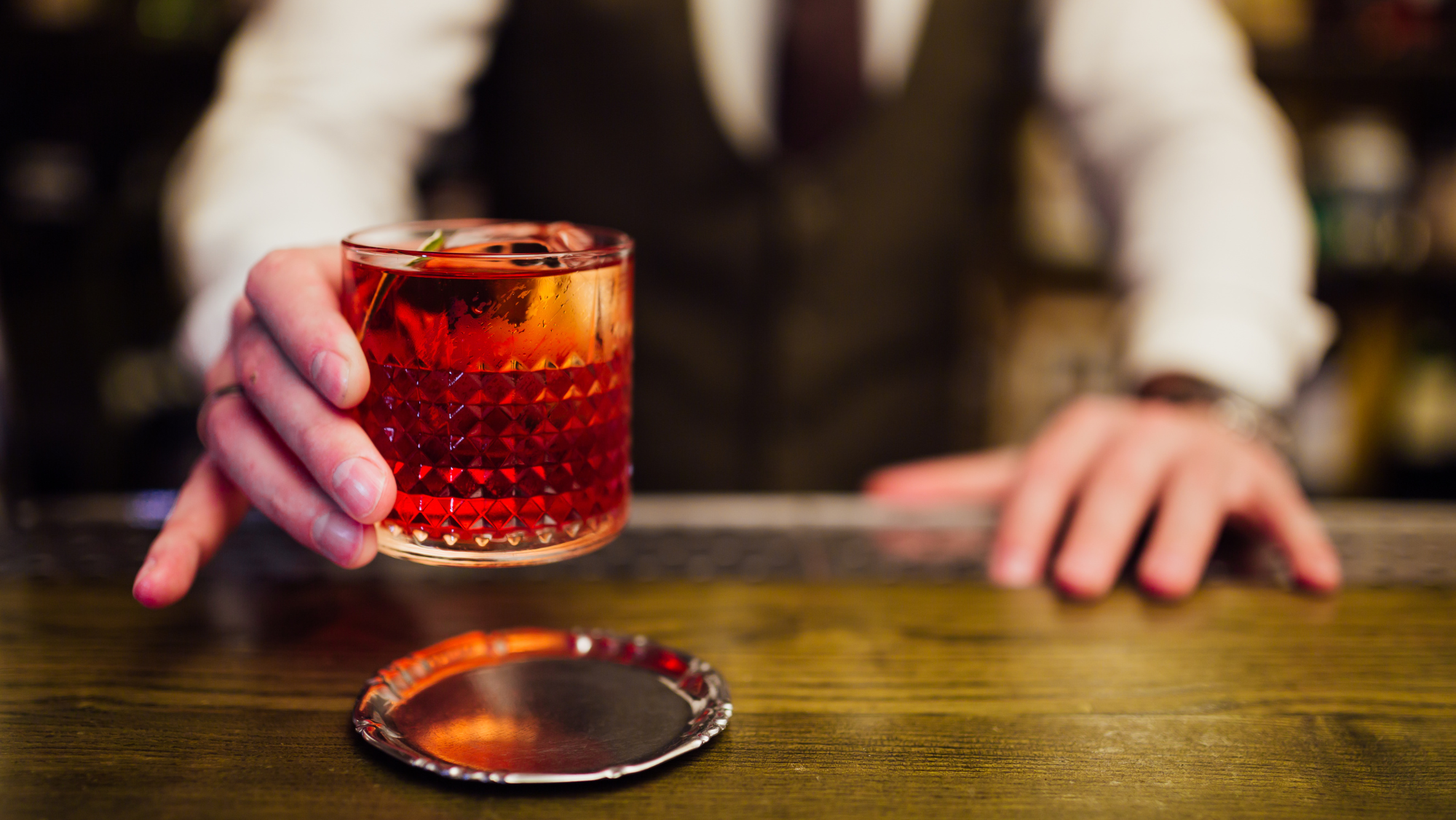 Bartender sirviendo un negroni / Foto: Canva