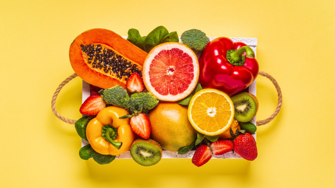 Cesta de frutas y vegetales ricos en vitamina C / Foto: Canva