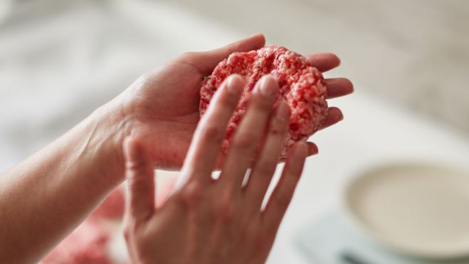 Preparación de una hamburguesa / Foto: Canva Preparación de una hamburguesa / Foto: Canva