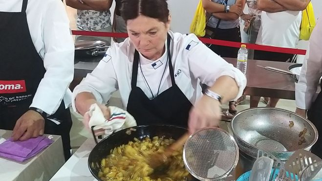 Ana Uli (Bar Antonio, San Sebastián) participando en el concurso de la mejor tortilla de patatas de España en el XV Campeonato de España, en la feria Alicante Gastronómica