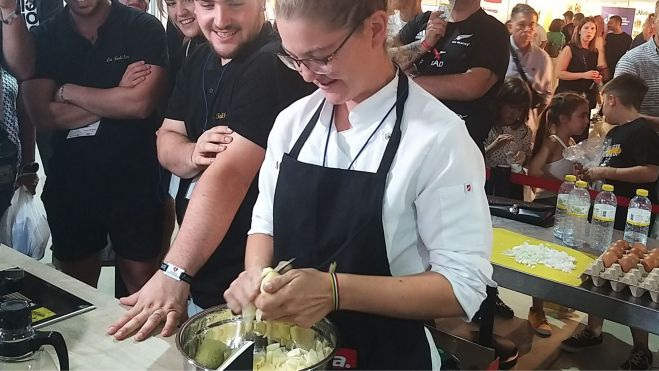 Cocinera de La Concordia (Logroño), en el concurso de la mejor tortilla de patatas de España en el XV Campeonato de España, en la feria Alicante Gastronómica