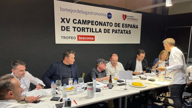 El jurado de la mejor tortilla de patatas de España en el XV Campeonato de España, en la feria Alicante Gastronómica