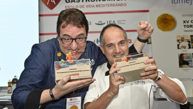 Carlos Olabuenaga, de Tizona (Logroño) y Alberto G. Ponte del Mesón O Pote (Betanzos, La Coruña), ganadores de la mejor tortilla de patatas 2022