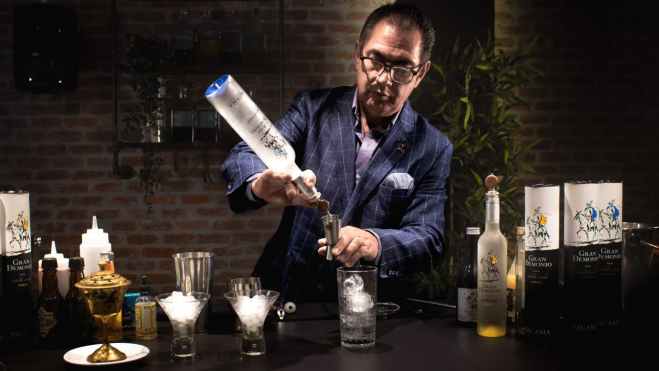 El bartender Emilio Vivanco preparando un pisco sour / Foto cedida
