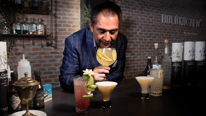 El bartender Emilio Vivanco preparando un pisco sour / Foto cedida