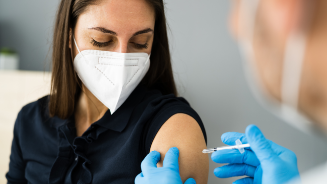 Mujer recibiendo la vacuna de la COVID-19 / Foto: Canva