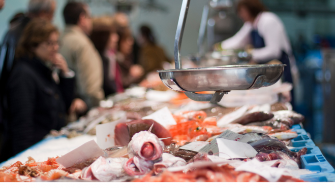 Puesto de pescado en un mercado / Foto: Canva
