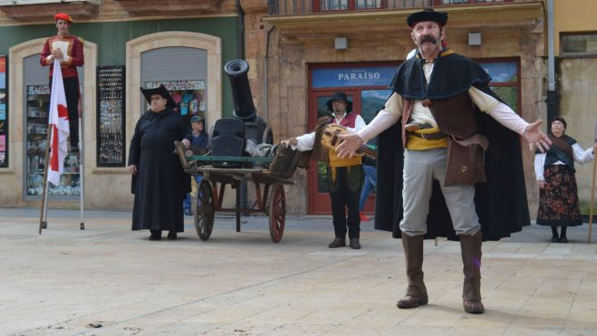 Una de las representaciones callejeras con vestidos de época durante El desarme de Oviedo / Foto: web de Turismo Asturias