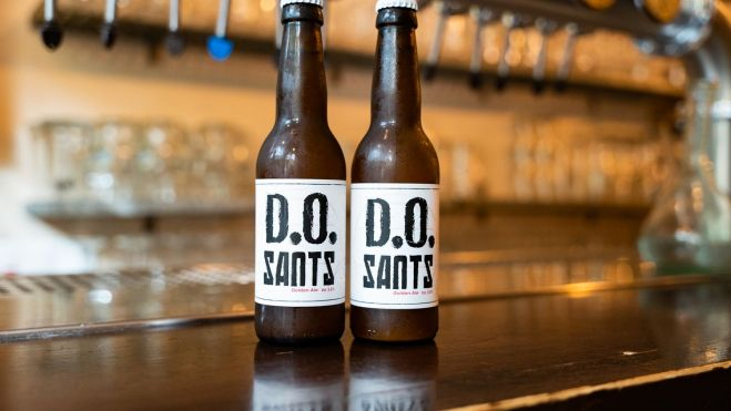 Cerveza D.O. Sants en la barra de Homo Sibaris / LUIS MIGUEL AÑÓN (Hule y Mantel)