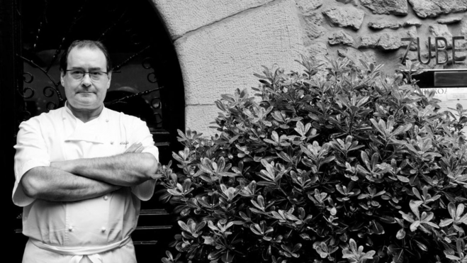 Hilario Arbelaitz en la puerta del restaurante Zuberoa / Foto: web Zuberoa