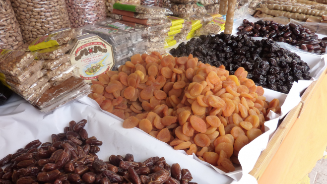 Ciruelas pasas y otras frutas desecadas en un puesto de mercado / Foto: Canva