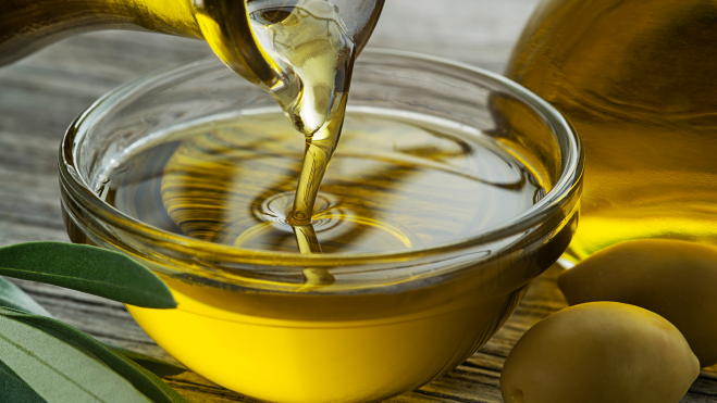 Aceitera y cuenco con aceite de oliva virgen extra / Foto: Canva