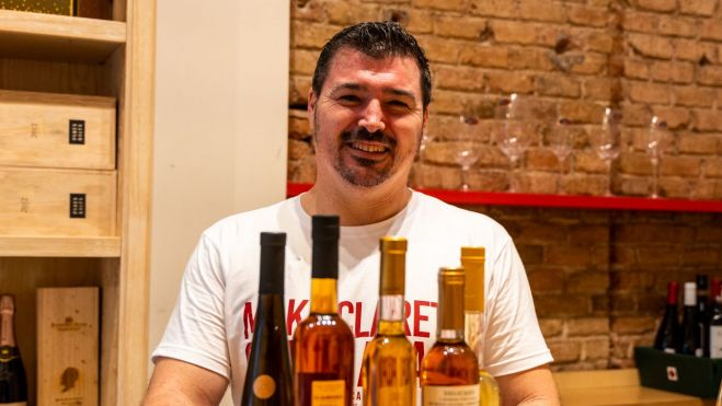 El experto Óscar Soneira con los vinos recomendados, en Can Canyes / Foto: LUIS MIGUEL AÑÓN (HULE Y MANTEL) 