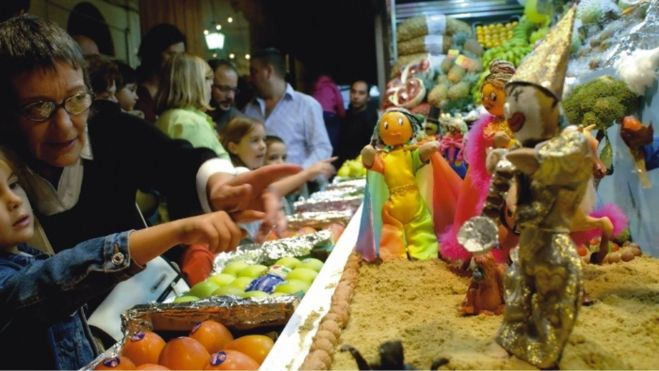 Niños fascinados ante los puestos de hortalizas vestidas para Tosantos / Foto: Ayto. de Cádiz