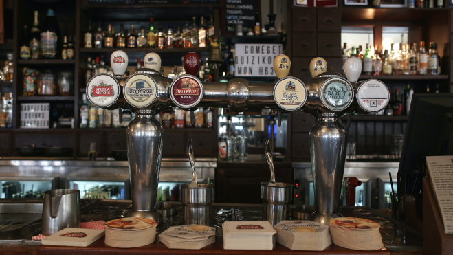 Surtidores de cerveza en la barra de un pub / Foto: Pexels