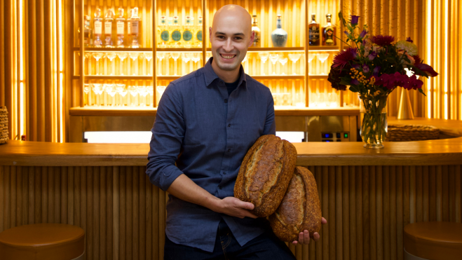 Miguel Castro de Marea Bread con las hogazas ganadoras del certamen 'El Mejor Pan de Madrid' / Foto cedida