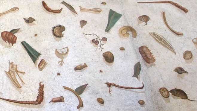 Parte de un mosaico romano que refleja un suelo lleno de desperdicios de un banquete. Foto: Wikipedia y el Museo del Vaticano
