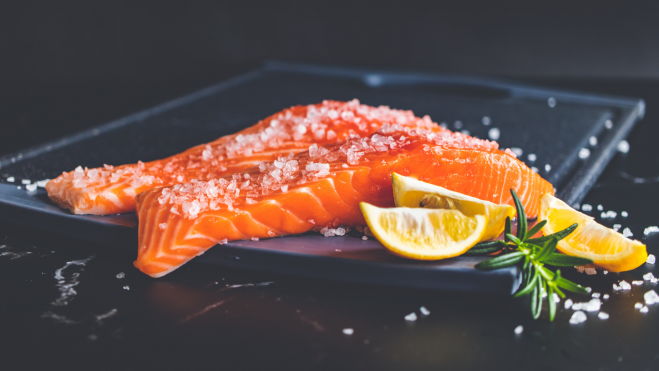 Pieza de salmón ahumado / Foto: Pexels