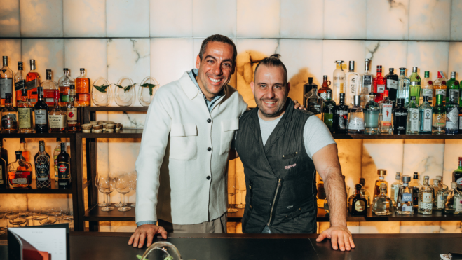 Jordi Clos, de Derby Hotels, y el bartender Marc Álvarez en Glass by Sips / Foto cedida