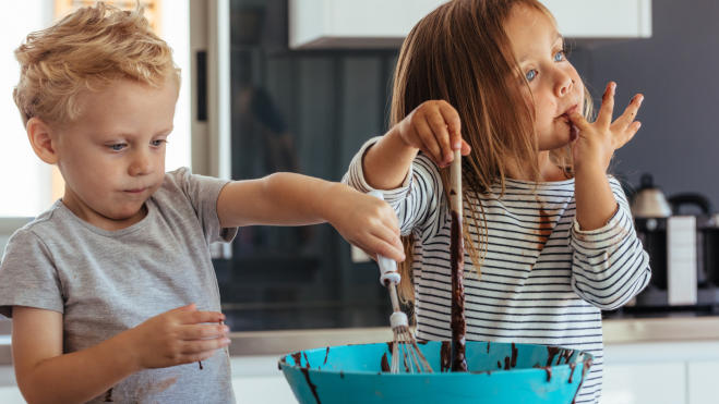Niños cocinando chocolate / Foto: Canva