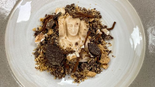Helado de turrón de Jijona con tierra de chocolate en un molde con la forma de la Dama de Elche / Foto: EFE/ Restaurante La Finca