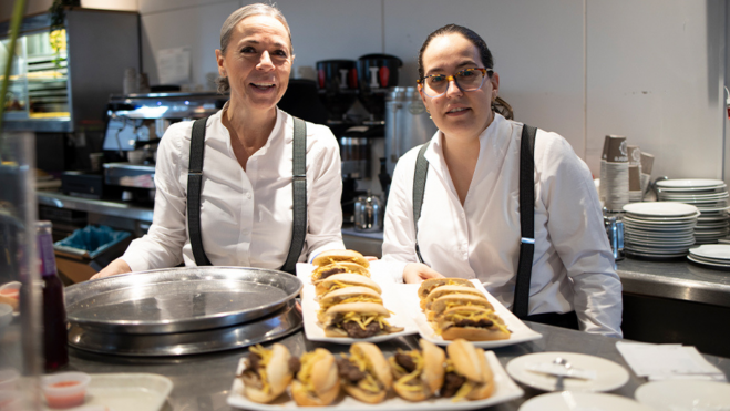 Las camareras del Congreso con algunos de los bocadillos del "esmorzaret" / Foto: Javier Úbeda