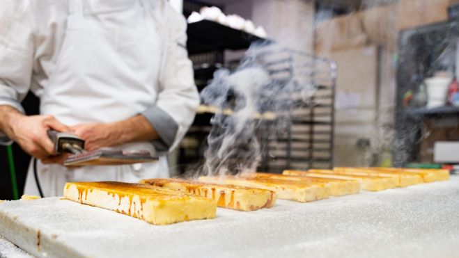 Turrón de La Colmena (Barcelona), mejor turrón de yema quemada 2022/ Luis Miguel Añón (Hule y mantel)