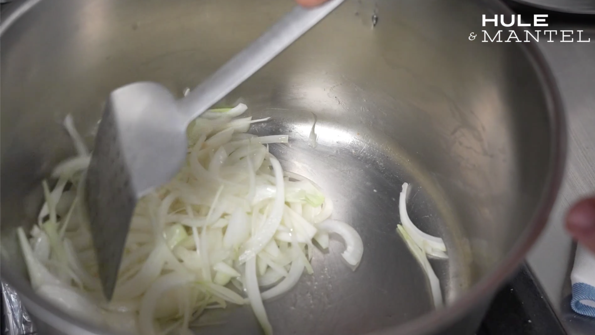  Pocha la cebolla para el relleno o farsa / Receta de canelones del restaurante 7 portes