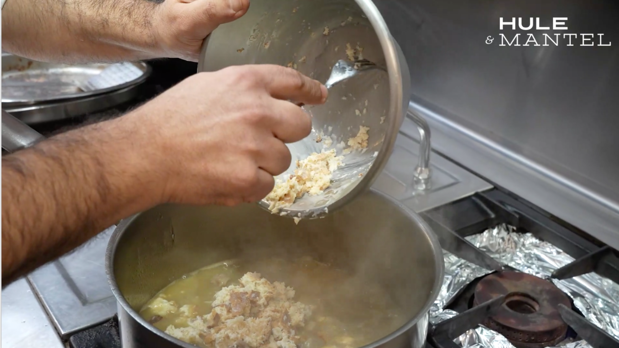 Añade el pan para espesar / Receta de canelones del restaurante 7 portes