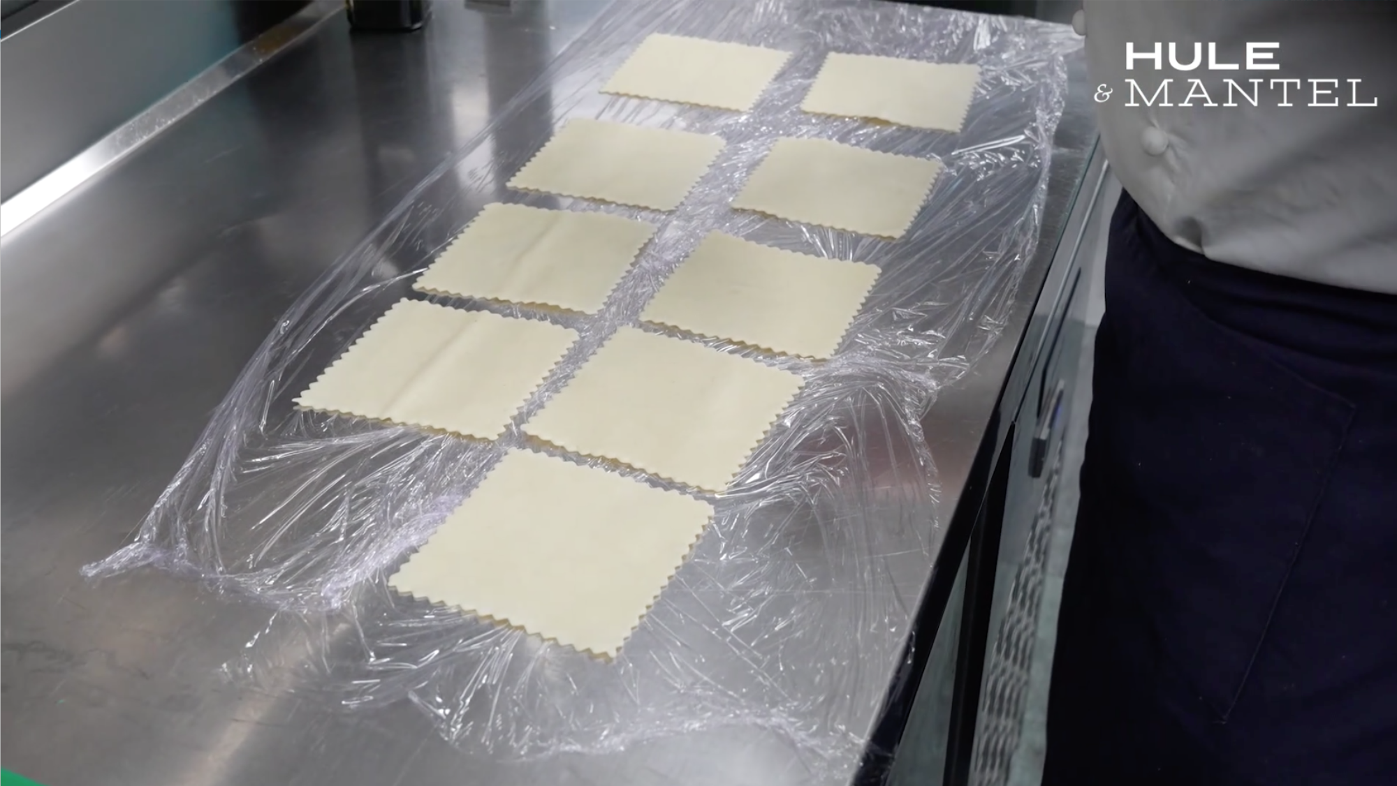 Cuece la pasta del canelón / Receta de canelones del restaurante 7 portes