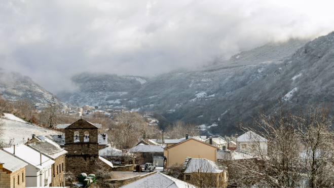 El pueblo de Robles de Laciana cubierto de nieve / Foto: Canva