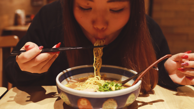 Joven japonesa comiendo ramen / Foto: Canva