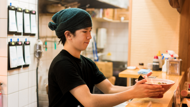 Cocinero sirviendo un bol de ramen en Japón / Foto: Canva