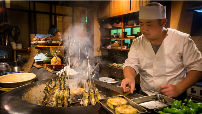 Cocinero elaborando platos en una izakaya de Japón / Foto: Canva
