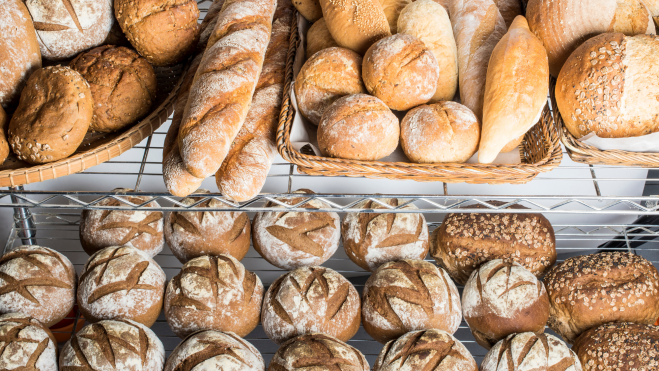 Diversas variedades de pan artesano en una panadería / Foto: Canva