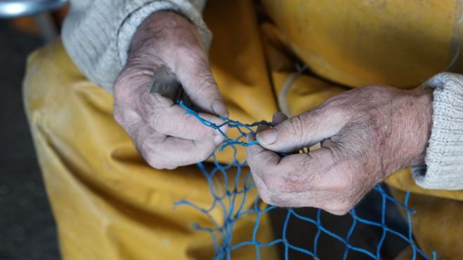  Un pescador del Serrallo (Tarragona) remienda sus redes / Foto: Txaber Allué (© El Cocinero Fiel)