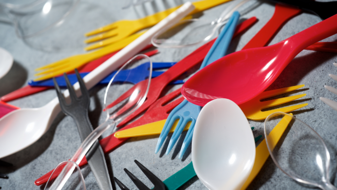Cucharillas y tenedores plásticos de un solo uso / Foto: Canva