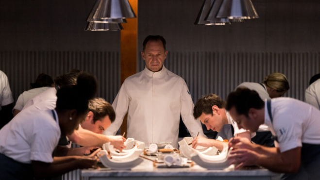 Ralph Fiennes interpreta al chef Slowik en "El Menú" / Foto: redes sociales