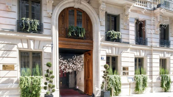 Fachada del hotel Maison Delano, donde se ubica el restaurante del chef Dani García La Chambre Bleue (París) / Foto: Ennismore