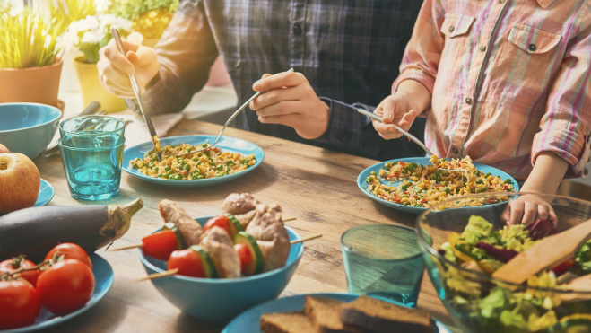 Comida en familia / Foto: Canva Comida en familia / Foto: Canva